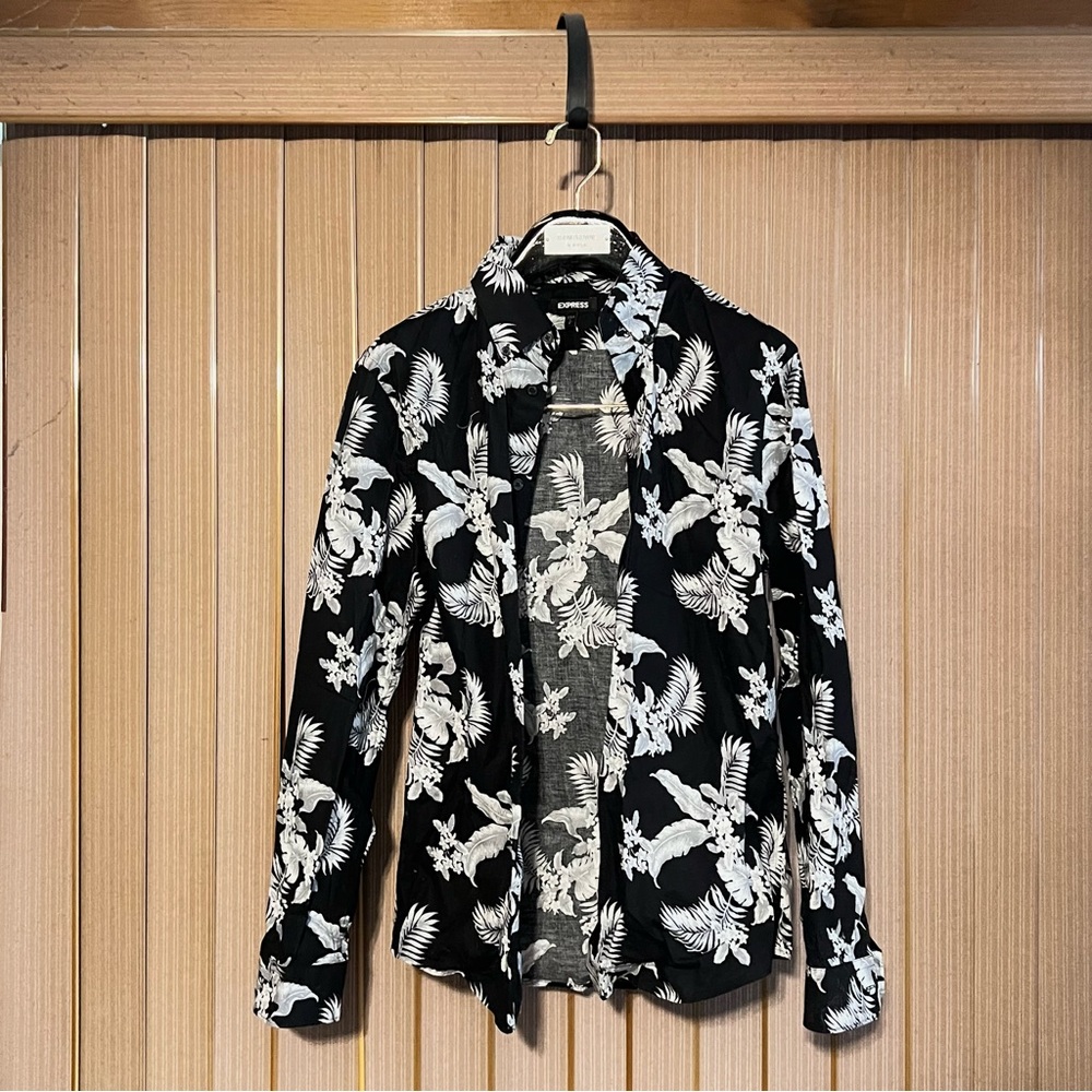 Express Floral Button Up Men’s Size Small Black/White/Grey 97% Cotton 3% Spandex